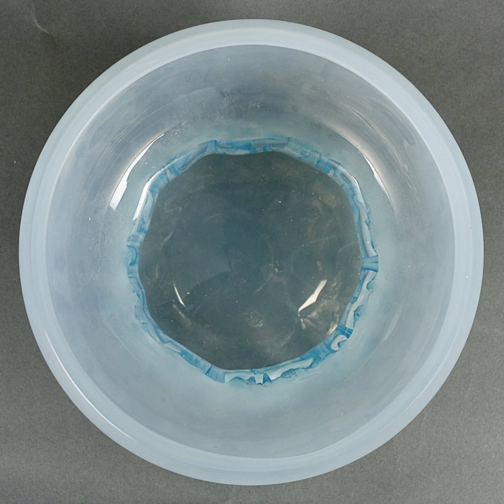 Vase « Lutteurs » verre opalescent patiné bleu de René LALIQUE | Biron Vase "Lutteurs" verre opalescent patiné bleu de René LALIQUE