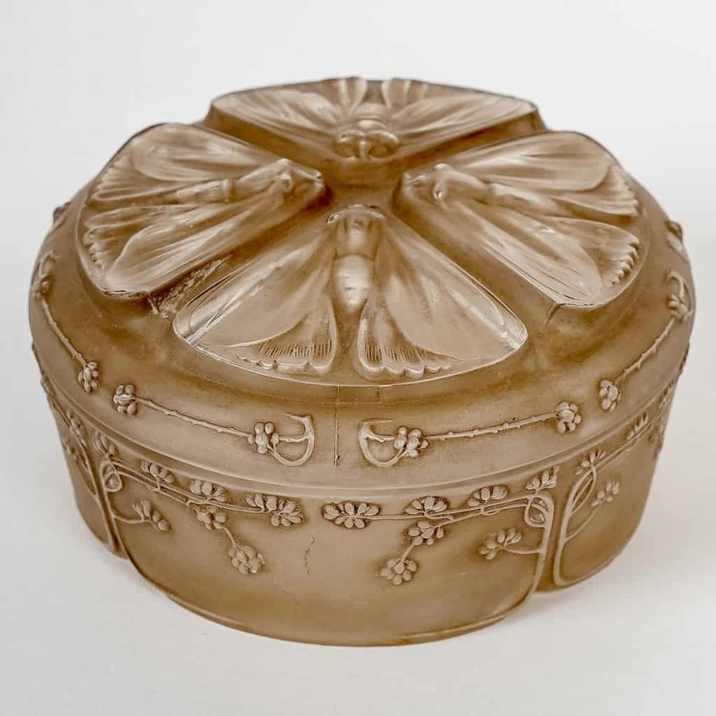Boîte « Quatre Papillons » verre blanc patiné sépia de René LALIQUE | Biron ||||||