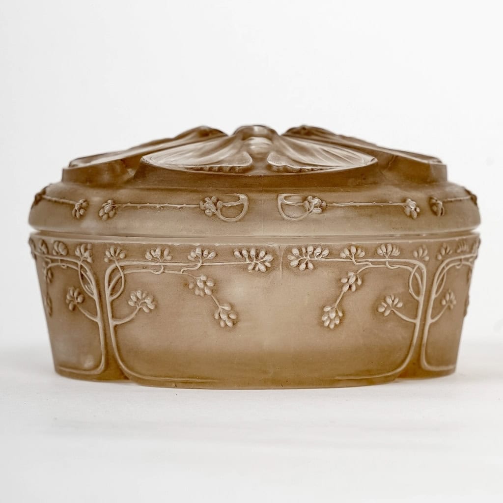 Boîte « Quatre Papillons » verre blanc patiné sépia de René LALIQUE | Biron Boîte "Quatre Papillons" verre blanc patiné sépia de René LALIQUE