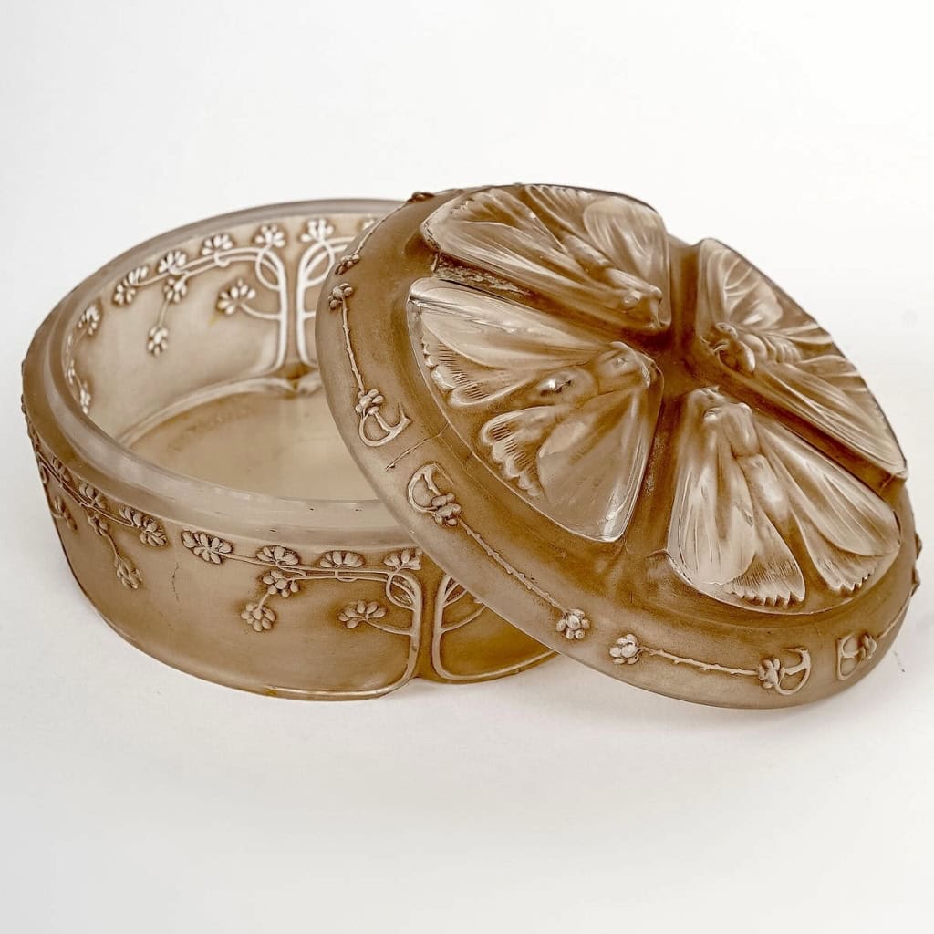 Boîte « Quatre Papillons » verre blanc patiné sépia de René LALIQUE | Biron Boîte "Quatre Papillons" verre blanc patiné sépia de René LALIQUE