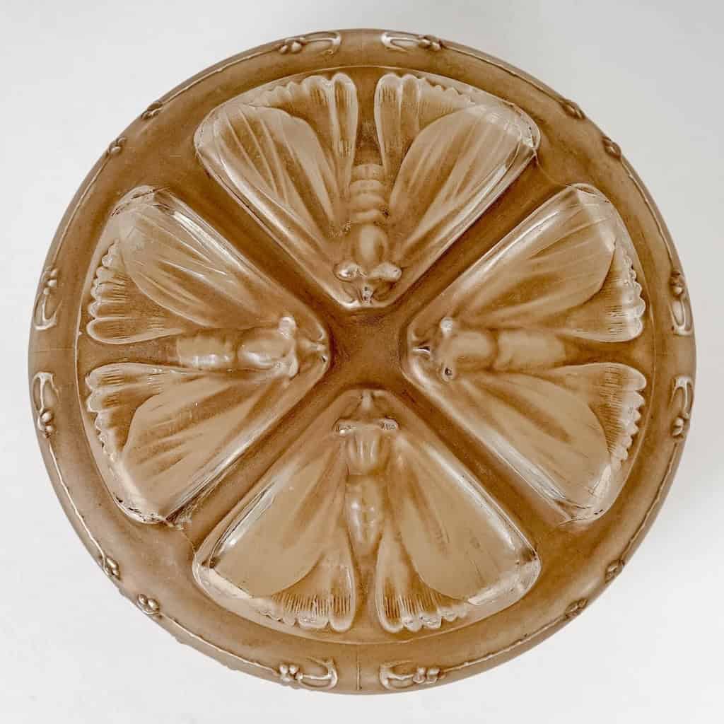 Boîte « Quatre Papillons » verre blanc patiné sépia de René LALIQUE | Biron Boîte "Quatre Papillons" verre blanc patiné sépia de René LALIQUE