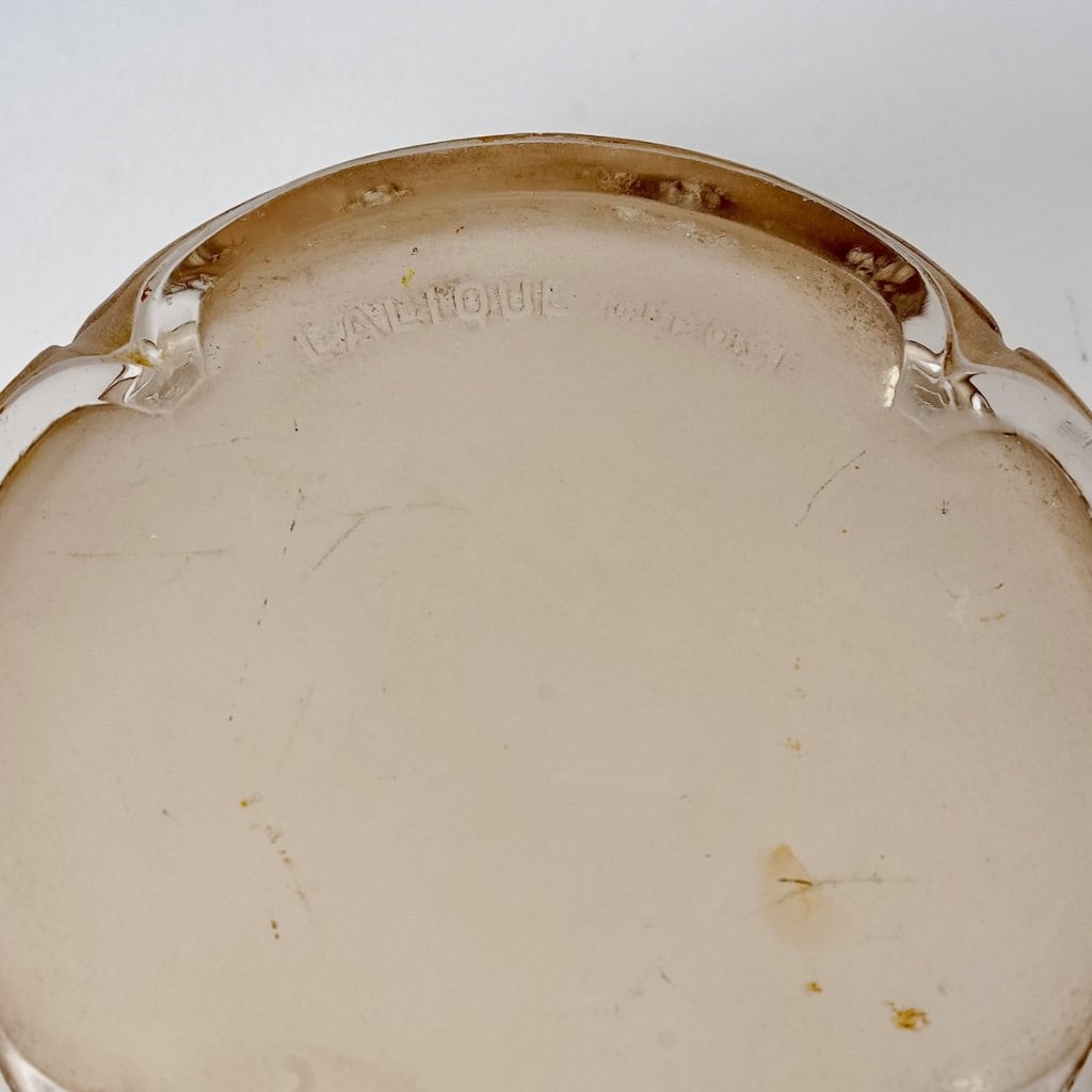 Boîte « Quatre Papillons » verre blanc patiné sépia de René LALIQUE | Biron Boîte "Quatre Papillons" verre blanc patiné sépia de René LALIQUE