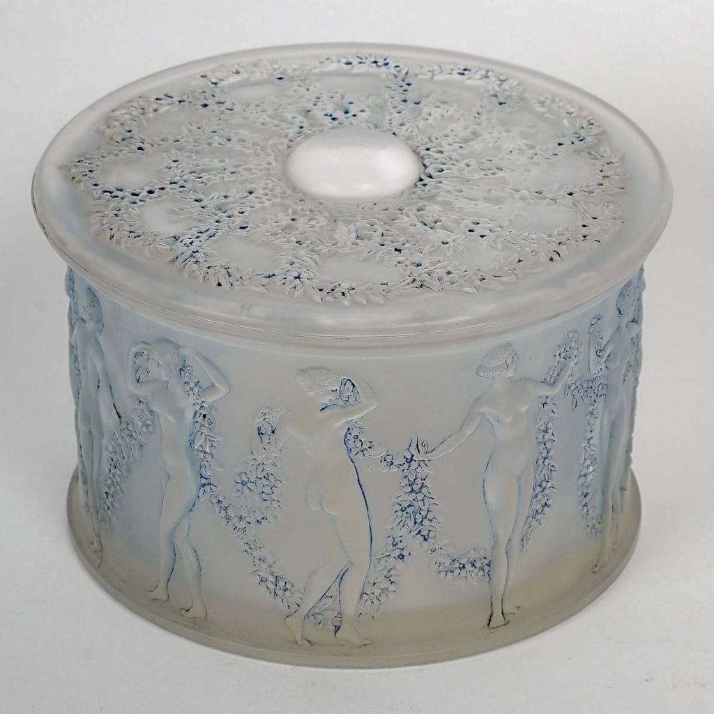 Boîte « Figurines et Guirlandes » verre blanc patiné bleu de René LALIQUE | Biron |||||||||