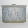 Boîte « Figurines et Guirlandes » verre blanc patiné bleu de René LALIQUE | Biron Boîte "Figurines et Guirlandes" verre blanc patiné bleu de René LALIQUE