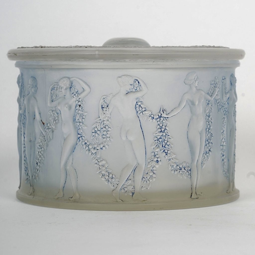 Boîte « Figurines et Guirlandes » verre blanc patiné bleu de René LALIQUE | Biron Boîte "Figurines et Guirlandes" verre blanc patiné bleu de René LALIQUE