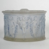 Boîte « Figurines et Guirlandes » verre blanc patiné bleu de René LALIQUE | Biron Boîte "Figurines et Guirlandes" verre blanc patiné bleu de René LALIQUE