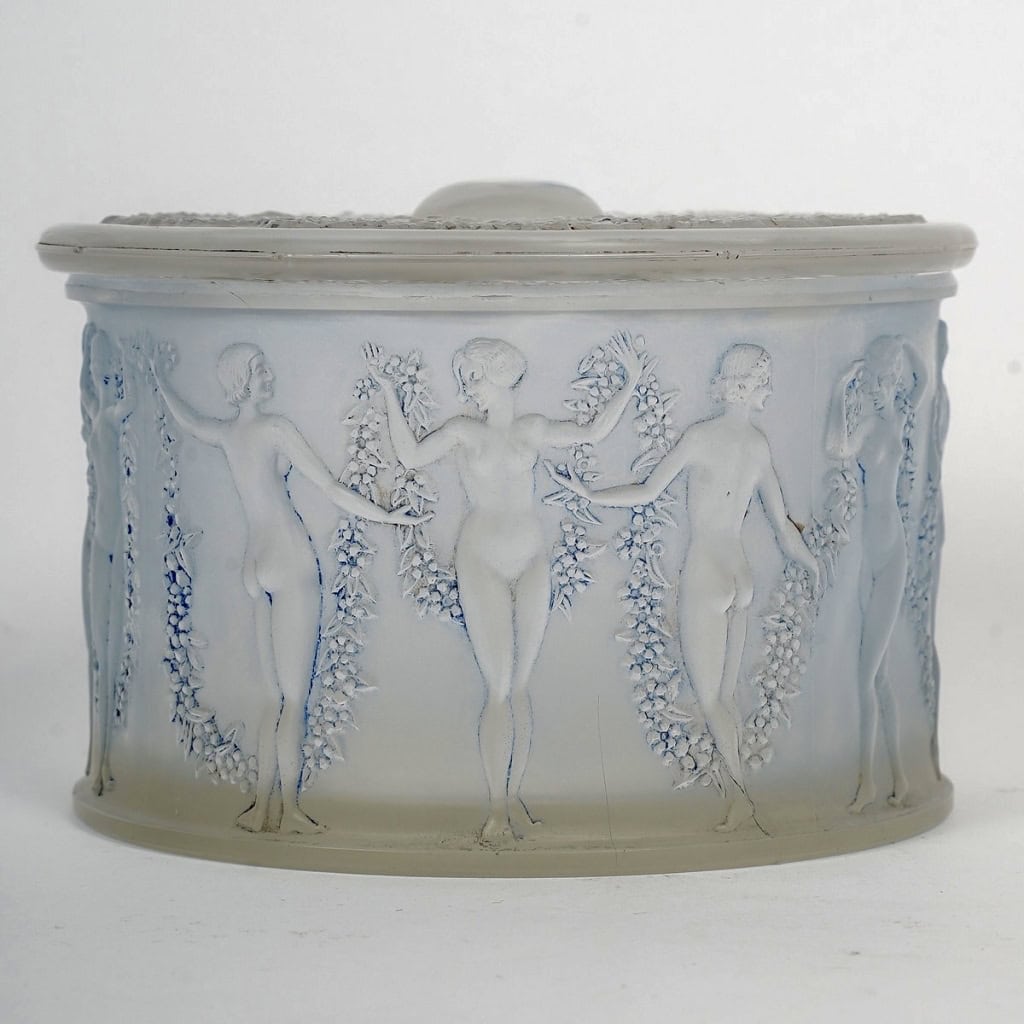 Boîte « Figurines et Guirlandes » verre blanc patiné bleu de René LALIQUE | Biron Boîte "Figurines et Guirlandes" verre blanc patiné bleu de René LALIQUE