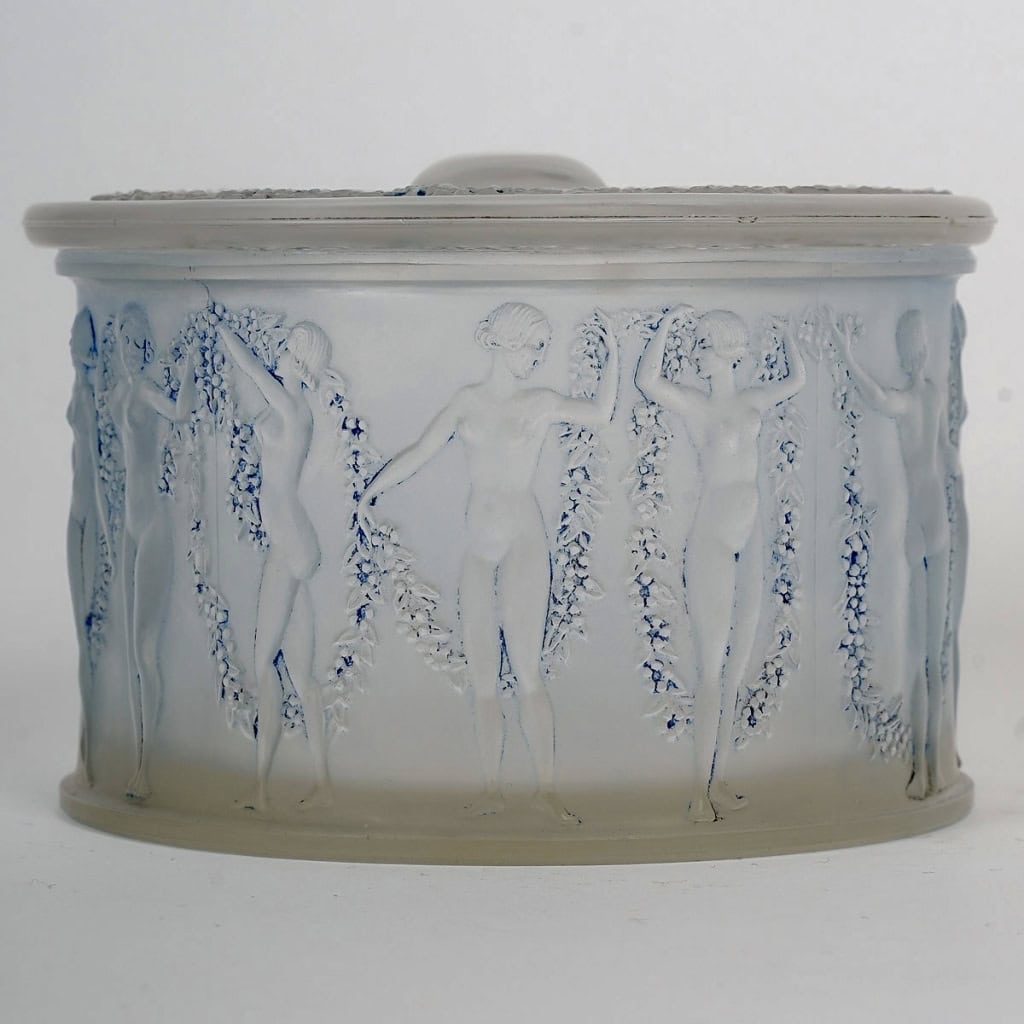 Boîte « Figurines et Guirlandes » verre blanc patiné bleu de René LALIQUE | Biron Boîte "Figurines et Guirlandes" verre blanc patiné bleu de René LALIQUE