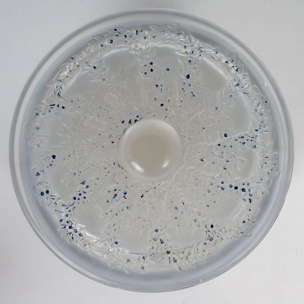 Boîte « Figurines et Guirlandes » verre blanc patiné bleu de René LALIQUE | Biron Boîte "Figurines et Guirlandes" verre blanc patiné bleu de René LALIQUE