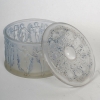 Boîte « Figurines et Guirlandes » verre blanc patiné bleu de René LALIQUE | Biron Boîte "Figurines et Guirlandes" verre blanc patiné bleu de René LALIQUE