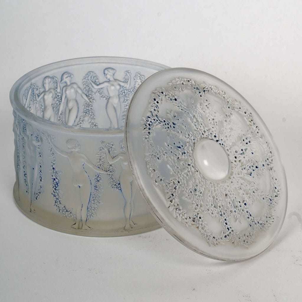 Boîte « Figurines et Guirlandes » verre blanc patiné bleu de René LALIQUE | Biron Boîte "Figurines et Guirlandes" verre blanc patiné bleu de René LALIQUE