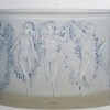 Boîte « Figurines et Guirlandes » verre blanc patiné bleu de René LALIQUE | Biron Boîte "Figurines et Guirlandes" verre blanc patiné bleu de René LALIQUE