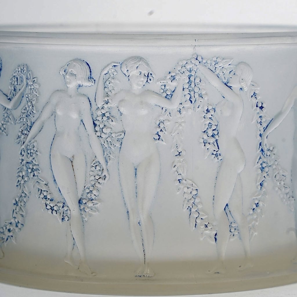 Boîte « Figurines et Guirlandes » verre blanc patiné bleu de René LALIQUE | Biron Boîte "Figurines et Guirlandes" verre blanc patiné bleu de René LALIQUE