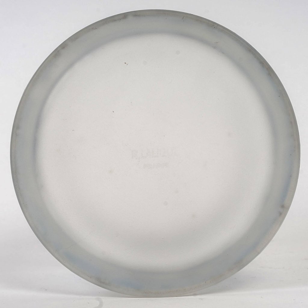 Boîte « Figurines et Guirlandes » verre blanc patiné bleu de René LALIQUE | Biron Boîte "Figurines et Guirlandes" verre blanc patiné bleu de René LALIQUE