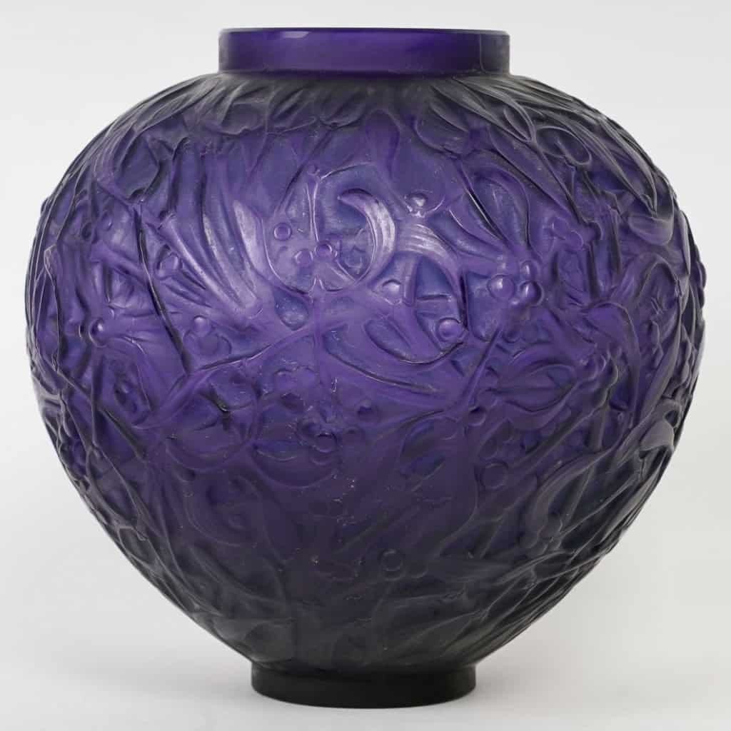 Vase « Gui » verre violet foncé patiné bleu de René LALIQUE | Biron |||||||