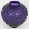 Vase « Gui » verre violet foncé patiné bleu de René LALIQUE | Biron Vase "Gui" verre violet foncé patiné bleu de René LALIQUE