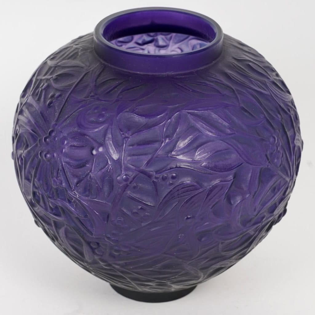 Vase « Gui » verre violet foncé patiné bleu de René LALIQUE | Biron Vase "Gui" verre violet foncé patiné bleu de René LALIQUE