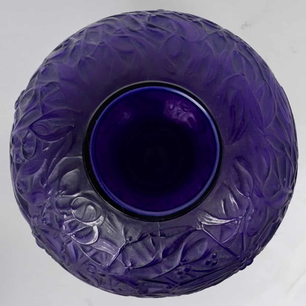 Vase « Gui » verre violet foncé patiné bleu de René LALIQUE | Biron Vase "Gui" verre violet foncé patiné bleu de René LALIQUE
