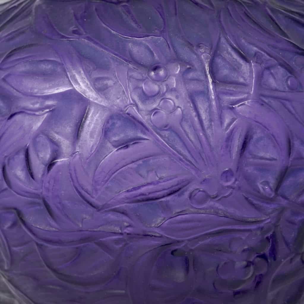 Vase « Gui » verre violet foncé patiné bleu de René LALIQUE | Biron Vase "Gui" verre violet foncé patiné bleu de René LALIQUE