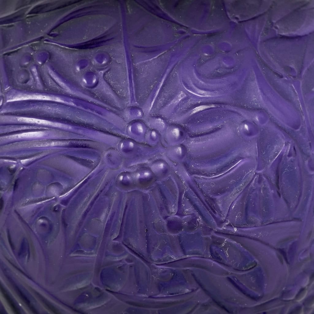 Vase « Gui » verre violet foncé patiné bleu de René LALIQUE | Biron Vase "Gui" verre violet foncé patiné bleu de René LALIQUE