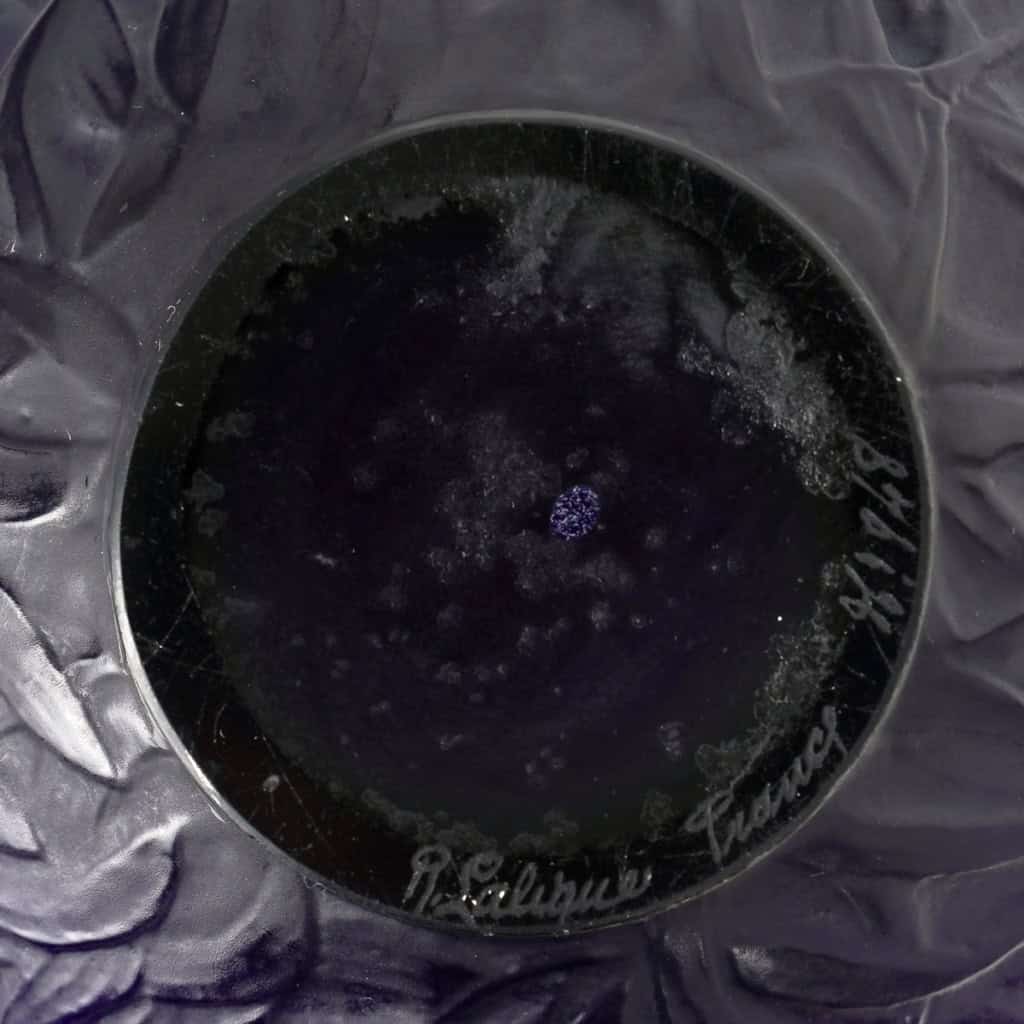 Vase « Gui » verre violet foncé patiné bleu de René LALIQUE | Biron Vase "Gui" verre violet foncé patiné bleu de René LALIQUE