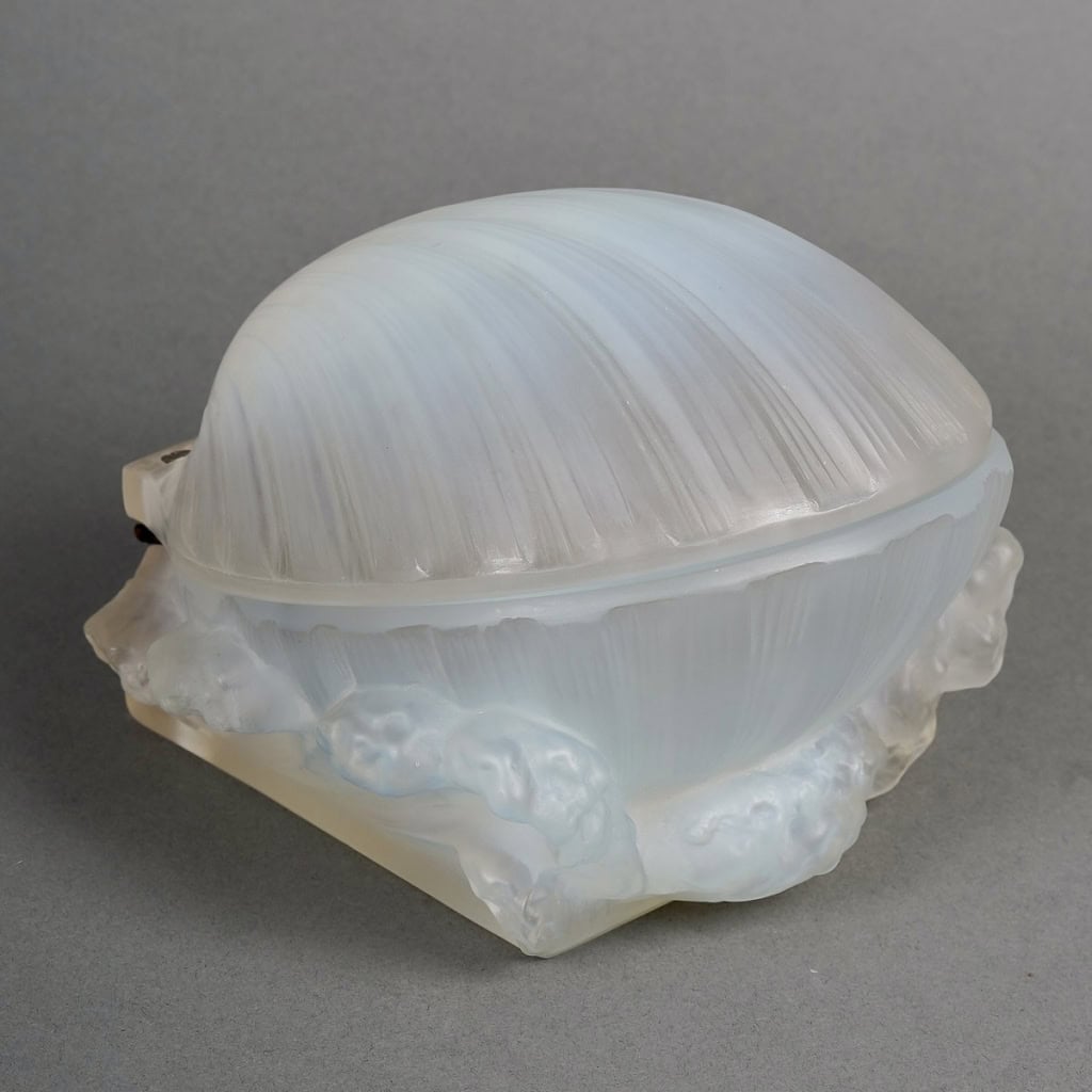 Flacon « Trésor de la Mer » verre opalescent de René LALIQUE pour SAKS | Biron |||||||||||