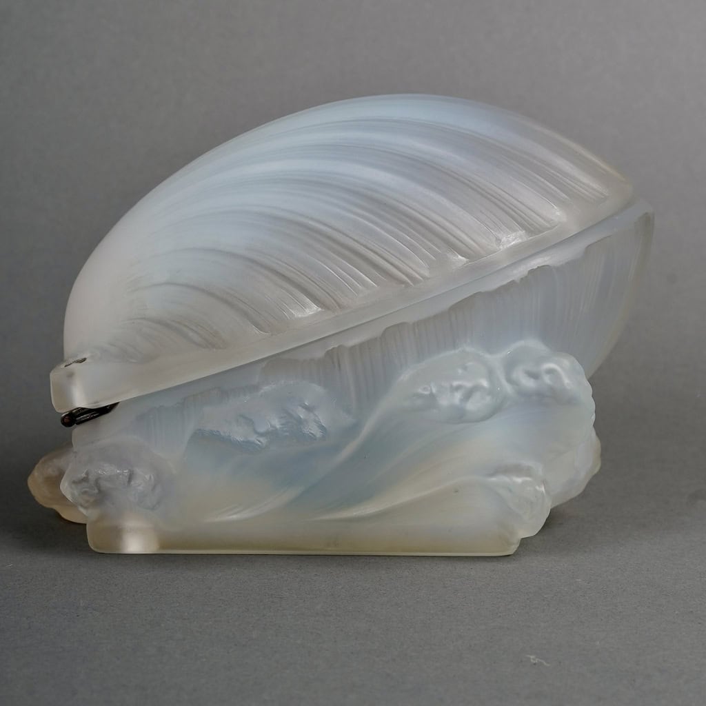 Flacon « Trésor de la Mer » verre opalescent de René LALIQUE pour SAKS | Biron Flacon "Trésor de la Mer" verre opalescent de René LALIQUE pour SAKS