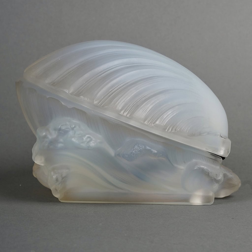 Flacon « Trésor de la Mer » verre opalescent de René LALIQUE pour SAKS | Biron Flacon "Trésor de la Mer" verre opalescent de René LALIQUE pour SAKS