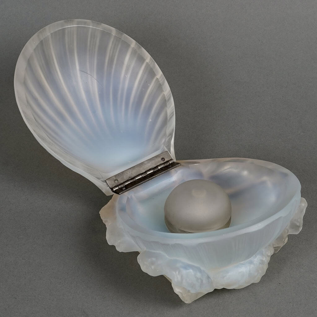 Flacon « Trésor de la Mer » verre opalescent de René LALIQUE pour SAKS | Biron Flacon "Trésor de la Mer" verre opalescent de René LALIQUE pour SAKS