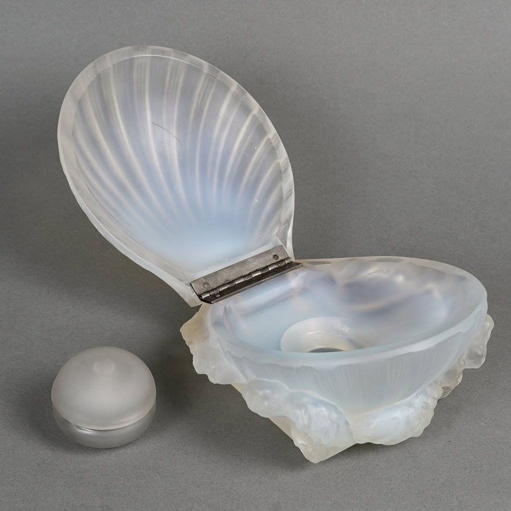Flacon « Trésor de la Mer » verre opalescent de René LALIQUE pour SAKS | Biron Flacon "Trésor de la Mer" verre opalescent de René LALIQUE pour SAKS
