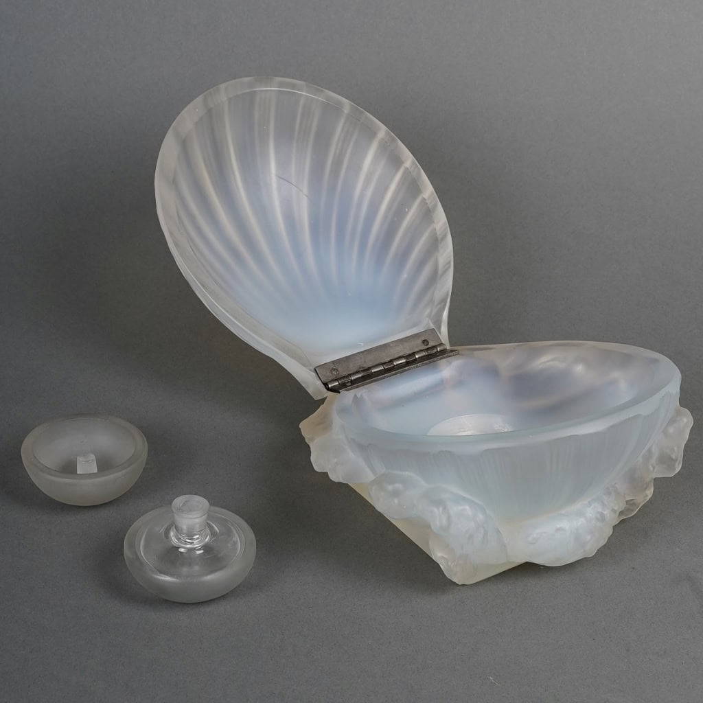 Flacon « Trésor de la Mer » verre opalescent de René LALIQUE pour SAKS | Biron Flacon "Trésor de la Mer" verre opalescent de René LALIQUE pour SAKS