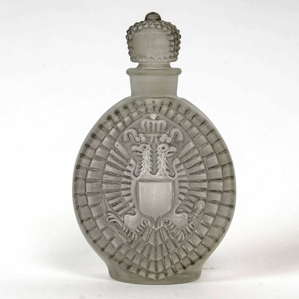 Flacon « Le Parfum Impérial » verre blanc patiné gris de René LALIQUE pour Lengyel | Biron Flacon "Le Parfum Impérial" verre blanc patiné gris de René LALIQUE pour Lengyel