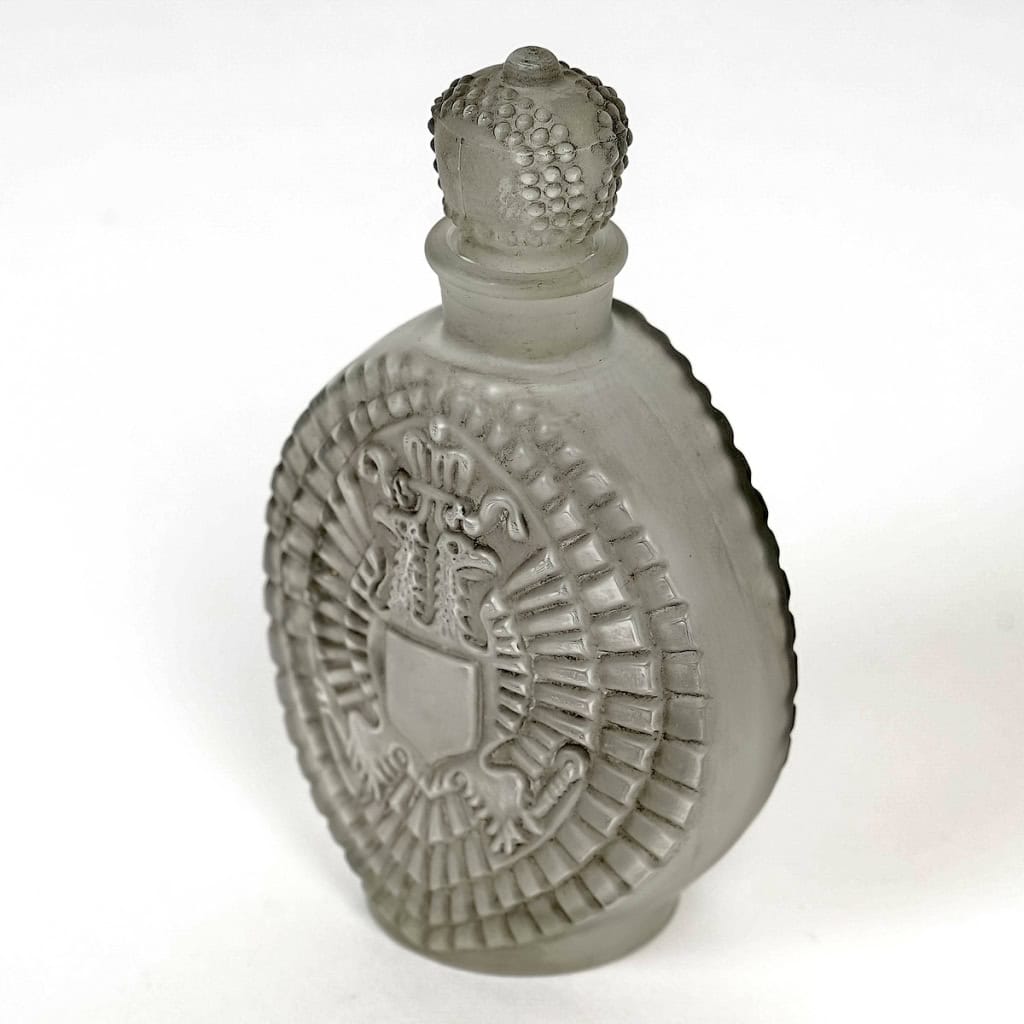 Flacon « Le Parfum Impérial » verre blanc patiné gris de René LALIQUE pour Lengyel | Biron Flacon "Le Parfum Impérial" verre blanc patiné gris de René LALIQUE pour Lengyel