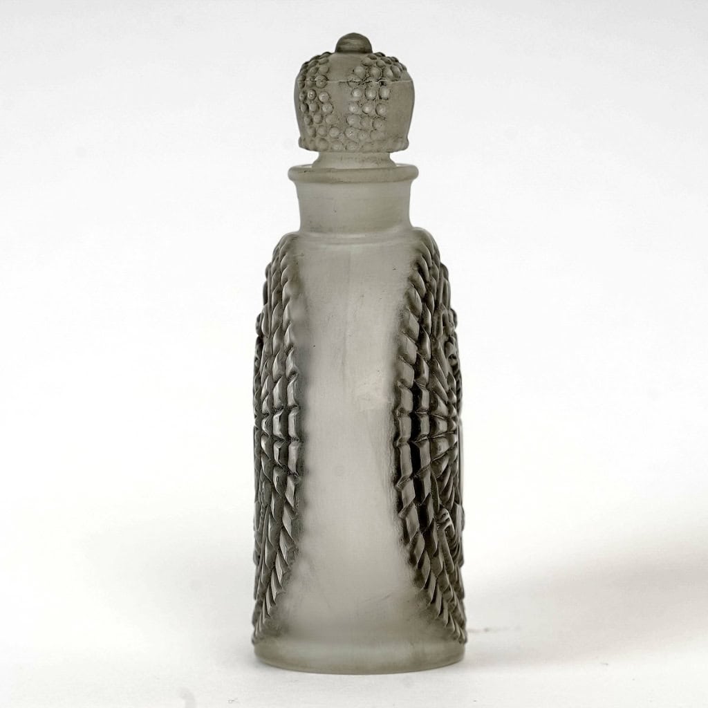 Flacon « Le Parfum Impérial » verre blanc patiné gris de René LALIQUE pour Lengyel | Biron Flacon "Le Parfum Impérial" verre blanc patiné gris de René LALIQUE pour Lengyel