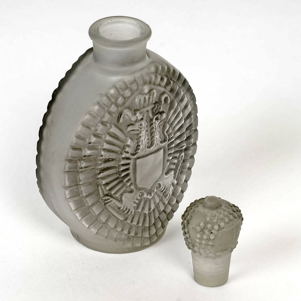 Flacon « Le Parfum Impérial » verre blanc patiné gris de René LALIQUE pour Lengyel | Biron Flacon "Le Parfum Impérial" verre blanc patiné gris de René LALIQUE pour Lengyel