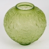 Vase « Gui » verre vert absinthe de René LALIQUE | Biron Vase "Gui" verre vert absinthe de René LALIQUE
