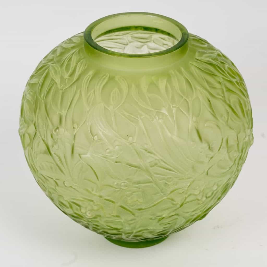 Vase « Gui » verre vert absinthe de René LALIQUE | Biron Vase "Gui" verre vert absinthe de René LALIQUE