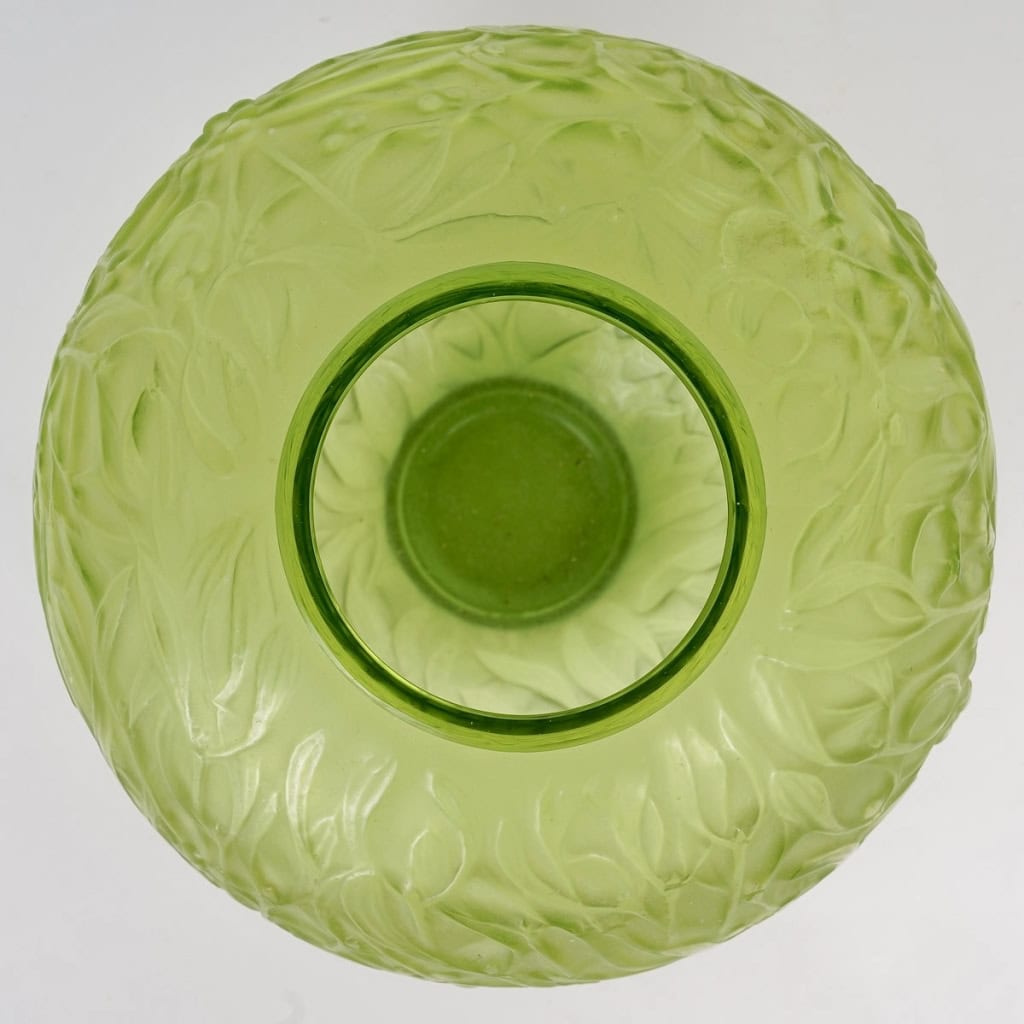 Vase « Gui » verre vert absinthe de René LALIQUE | Biron Vase "Gui" verre vert absinthe de René LALIQUE