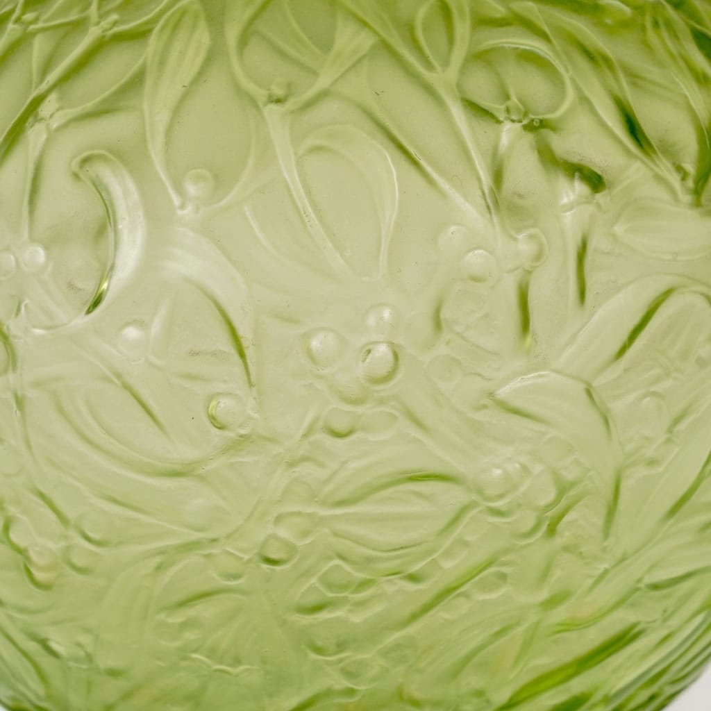 Vase « Gui » verre vert absinthe de René LALIQUE | Biron Vase "Gui" verre vert absinthe de René LALIQUE