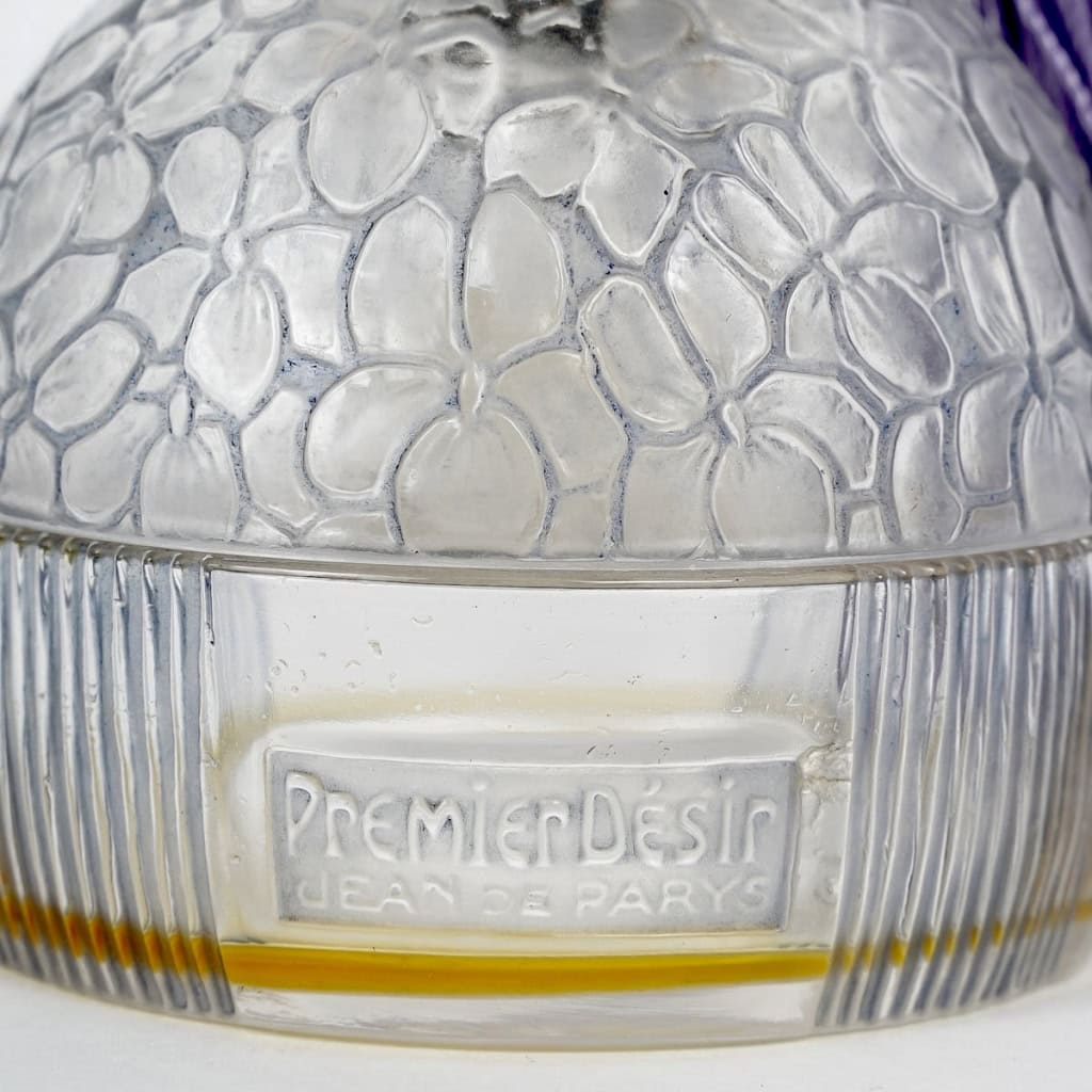Flacon « Premier Désir » verre blanc patiné bleu de René LALIQUE pour Jean de Parys | Biron Flacon "Premier Désir" verre blanc patiné bleu de René LALIQUE pour Jean de Parys