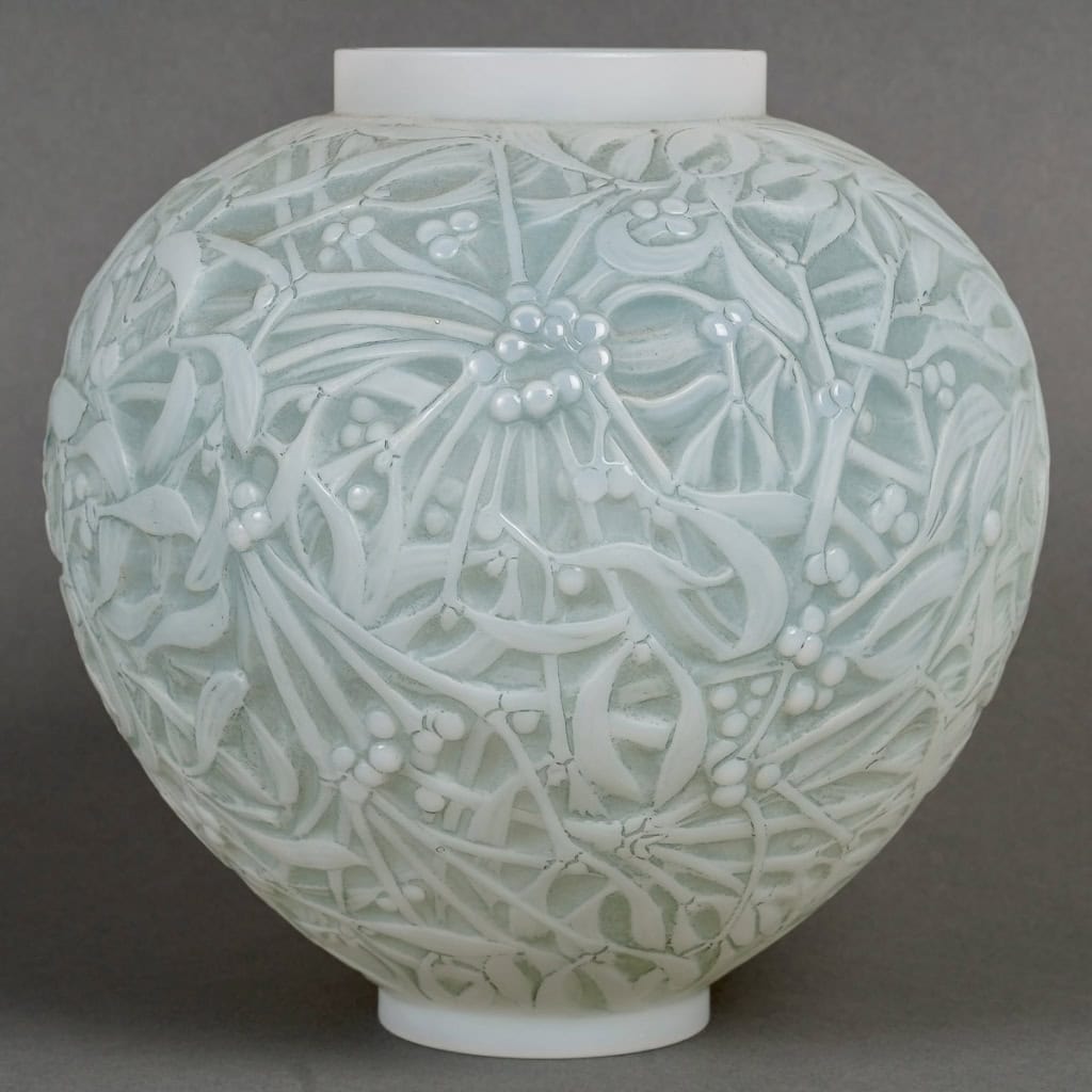 Vase « Gui » verre opalescent patiné vert de René LALIQUE | Biron |||||||