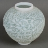 Vase « Gui » verre opalescent patiné vert de René LALIQUE | Biron Vase "Gui" verre opalescent patiné vert de René LALIQUE