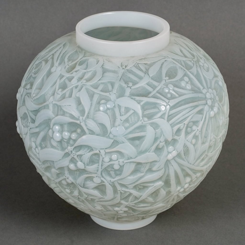 Vase « Gui » verre opalescent patiné vert de René LALIQUE | Biron Vase "Gui" verre opalescent patiné vert de René LALIQUE