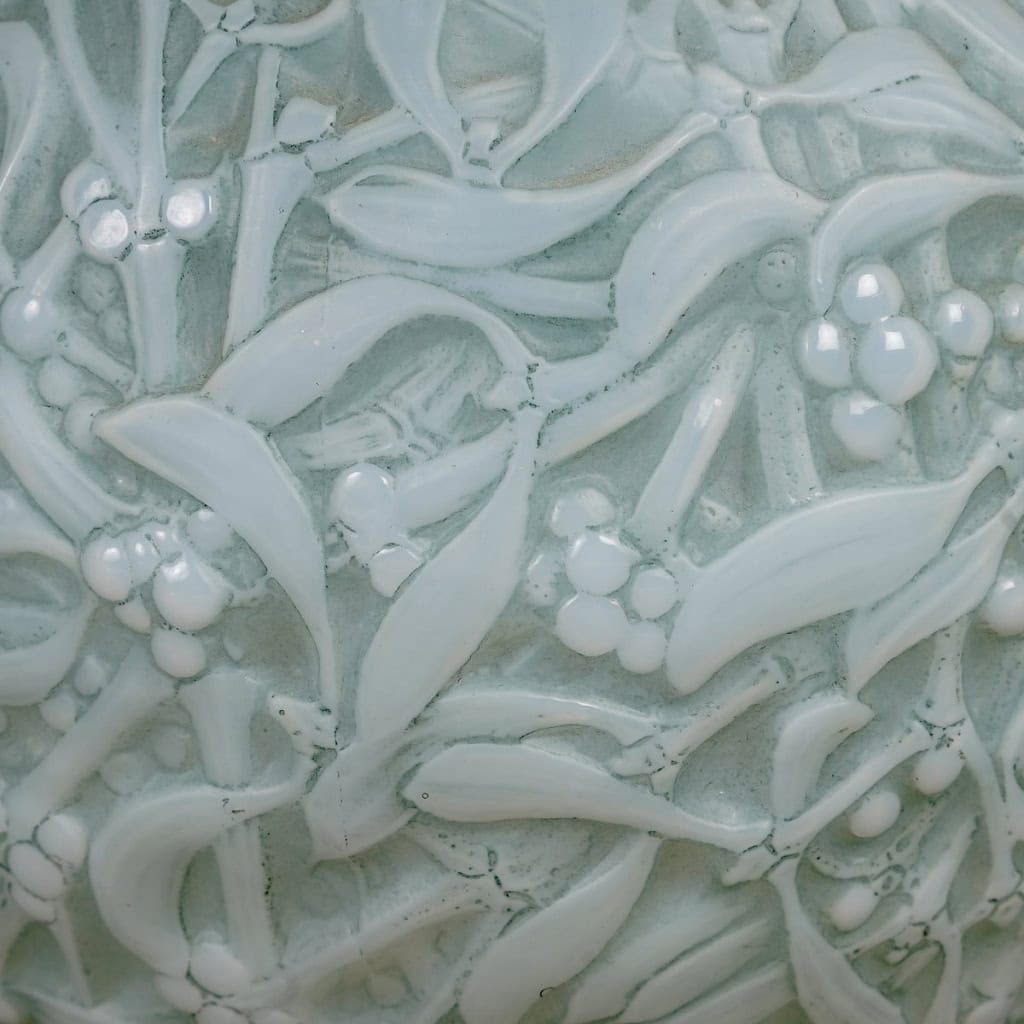 Vase « Gui » verre opalescent patiné vert de René LALIQUE | Biron Vase "Gui" verre opalescent patiné vert de René LALIQUE