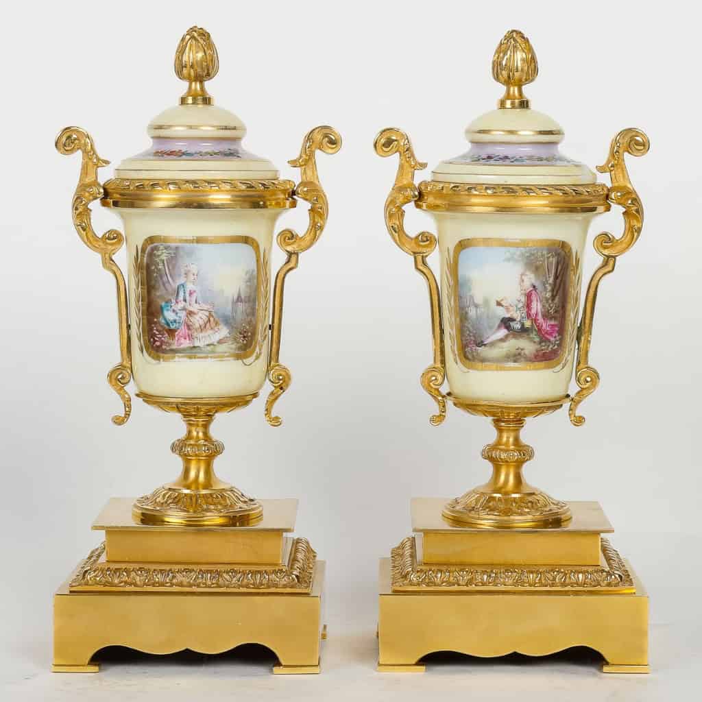 Garniture en bronze doré et porcelaine fin XIXème siècle | Biron Garniture en bronze doré et porcelaine fin XIXème siècle