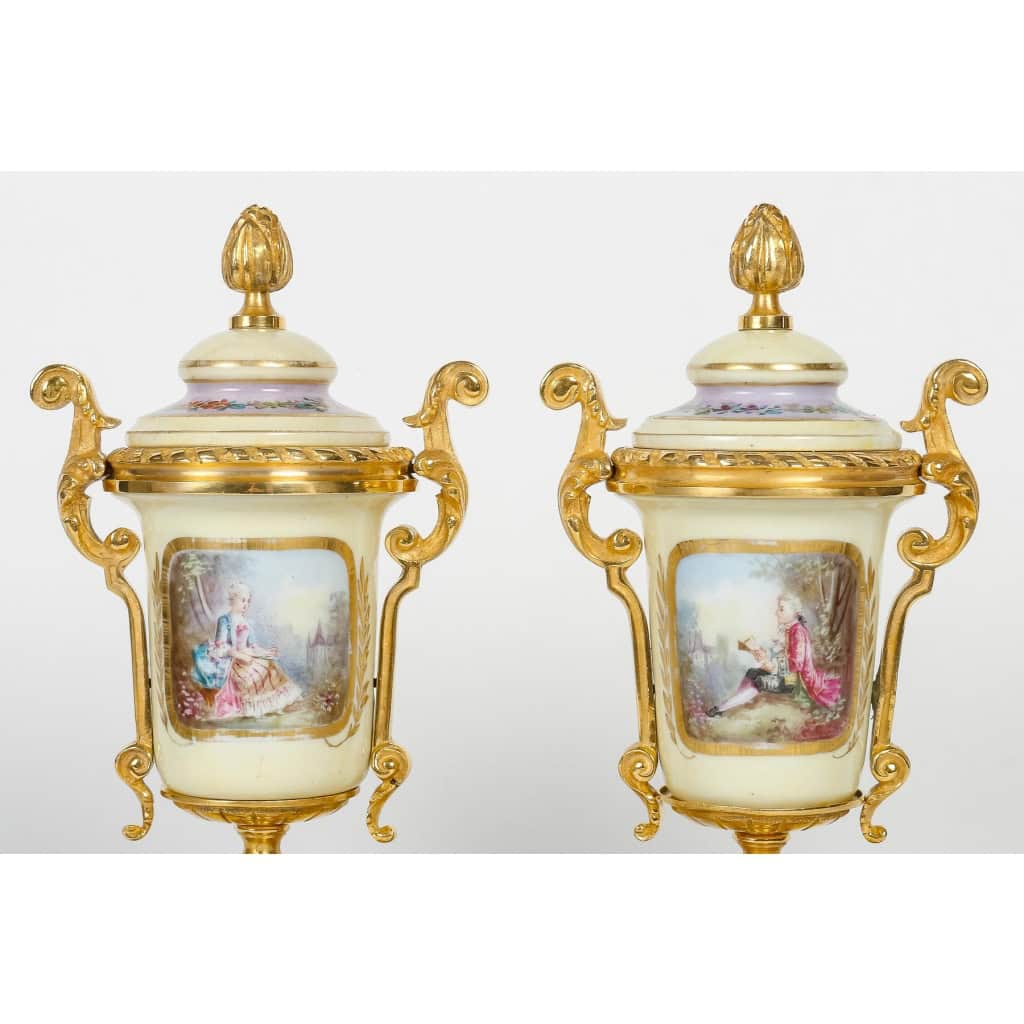 Garniture en bronze doré et porcelaine fin XIXème siècle | Biron Garniture en bronze doré et porcelaine fin XIXème siècle