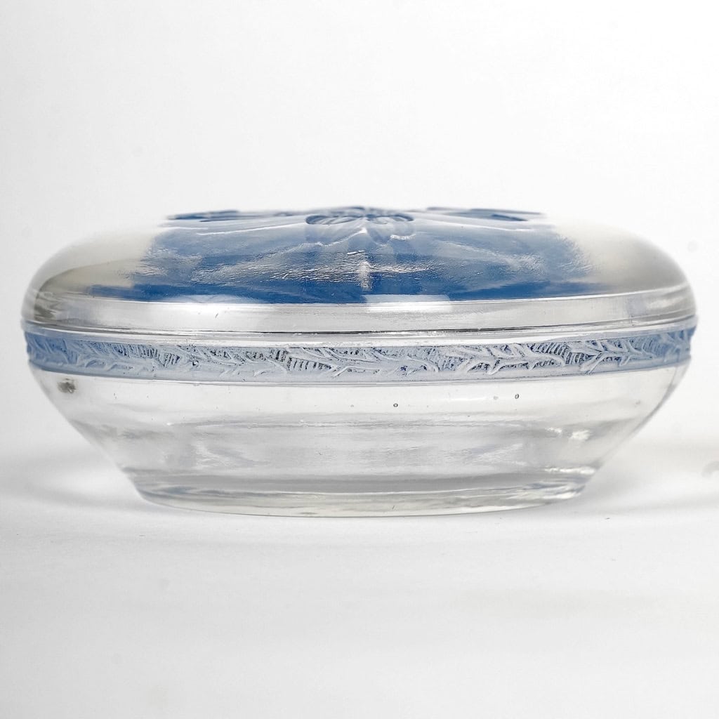 Boîte « Camélias » verre blanc patiné de René LALIQUE pour D’Orsay | Biron Boîte "Camélias" verre blanc patiné de René LALIQUE pour D'Orsay
