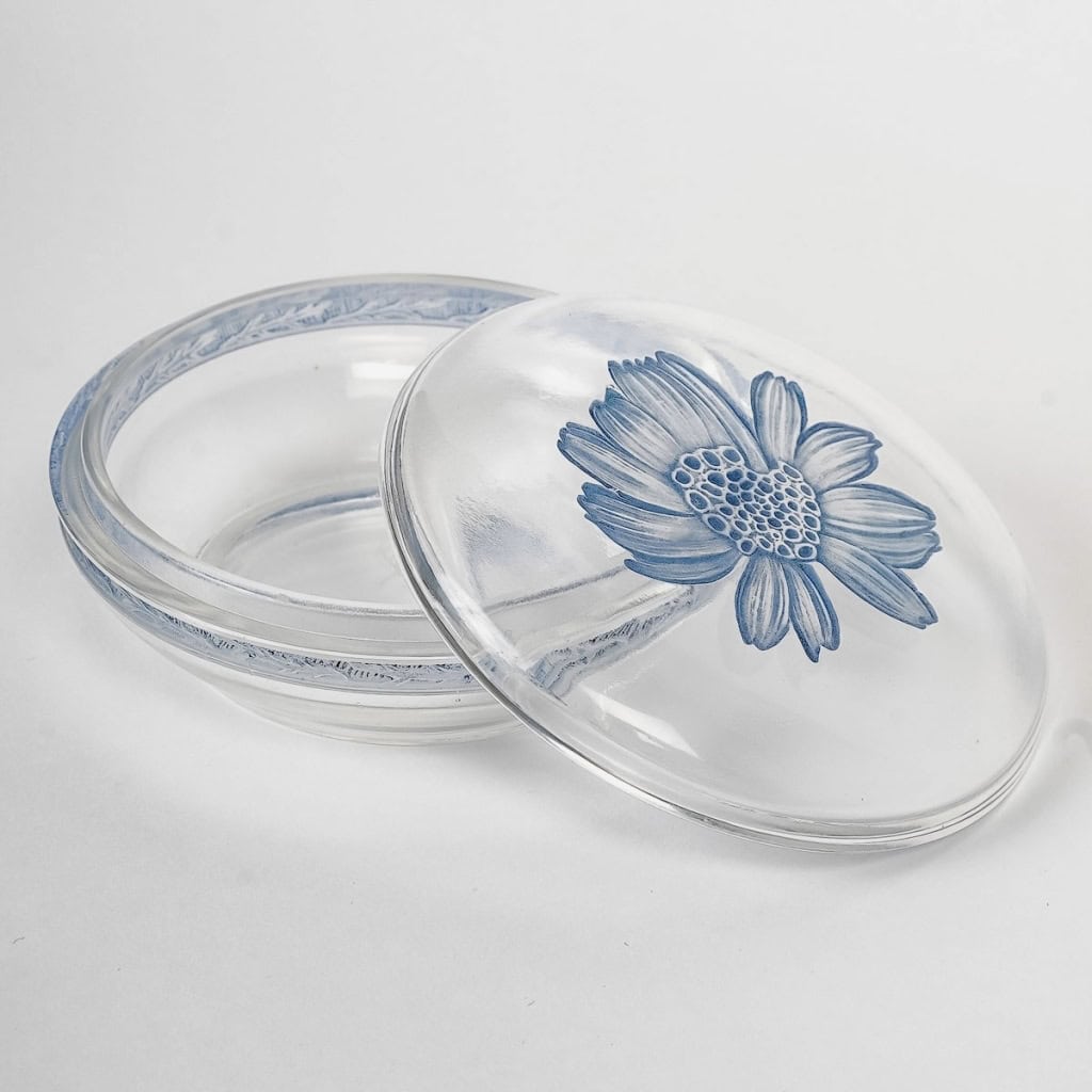 Boîte « Camélias » verre blanc patiné de René LALIQUE pour D’Orsay | Biron Boîte "Camélias" verre blanc patiné de René LALIQUE pour D'Orsay
