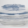 Boîte « Camélias » verre blanc patiné de René LALIQUE pour D’Orsay | Biron Boîte "Camélias" verre blanc patiné de René LALIQUE pour D'Orsay