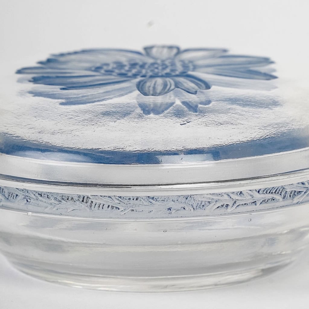 Boîte « Camélias » verre blanc patiné de René LALIQUE pour D’Orsay | Biron Boîte "Camélias" verre blanc patiné de René LALIQUE pour D'Orsay